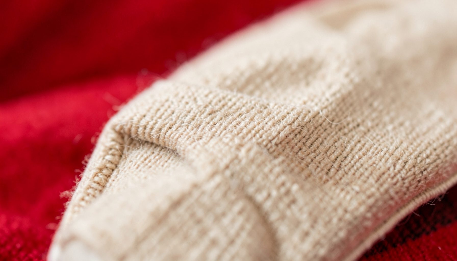 Närbild av vävd linneväv i naturlig beige ton, mjuk och jämn struktur med lugn, organisk känsla.